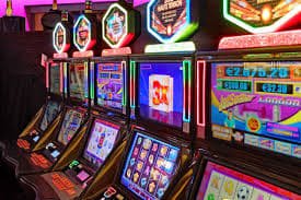 Mobile reading of the 7e77 Betting Guide with sports and privacy notes